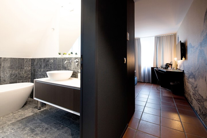 Room 12 of 24