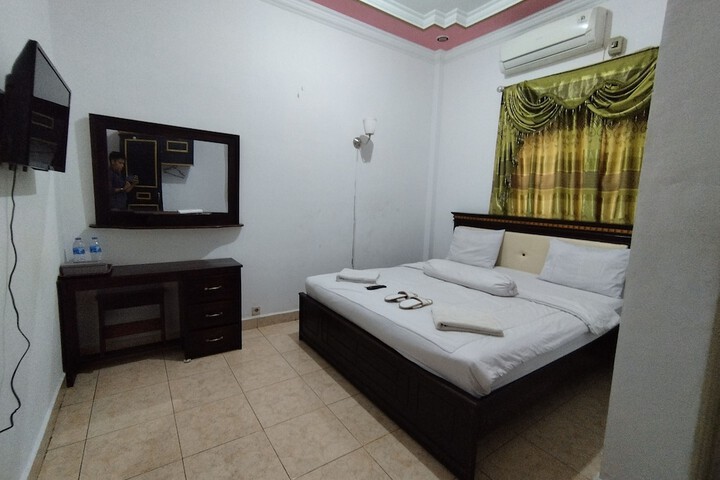 Room 12 of 17