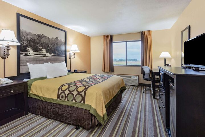 1 Queen Bed (1 of 10)