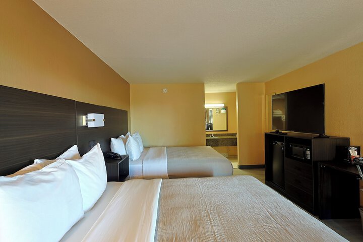 2 Queen Beds (6 of 32)