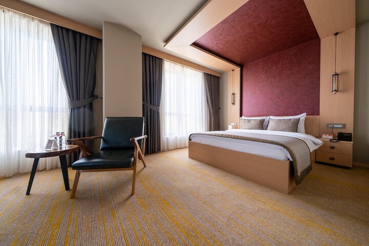 Room 23 of 102