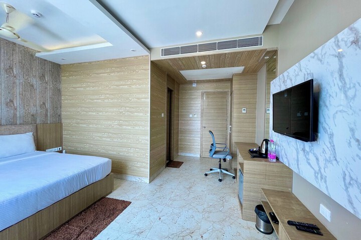 Room 8 of 100