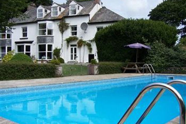 Lanarth Hotel & Caravan Park