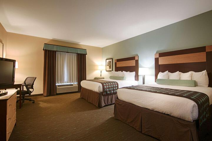 2 Queen Beds 32 Inch LCD Television High Speed Internet Accessible Microwave and Refrige (3 of 9)