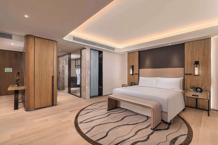 Room 3 of 96