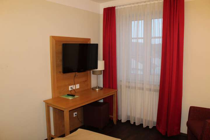 Room 6 of 33