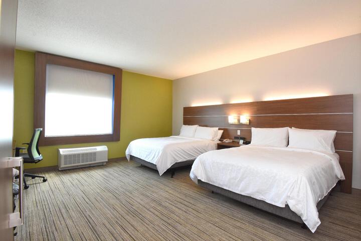 2 Queen Beds (6 of 16)