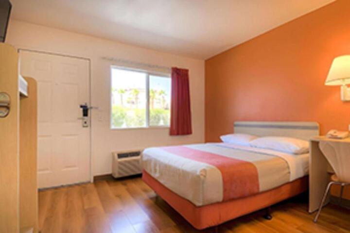 1 Queen Bed Modern (5 of 8)