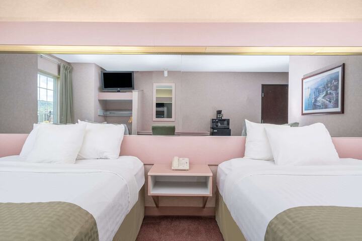 1 Queen Bed (6 of 19)