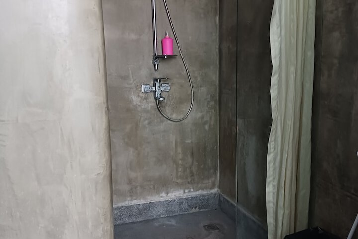 Room 10 of 14