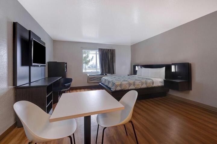 1 King Bed Micfridge (2 of 13)