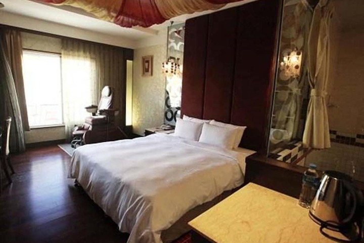 Room 2 of 32