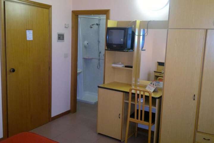 Room 16 of 34
