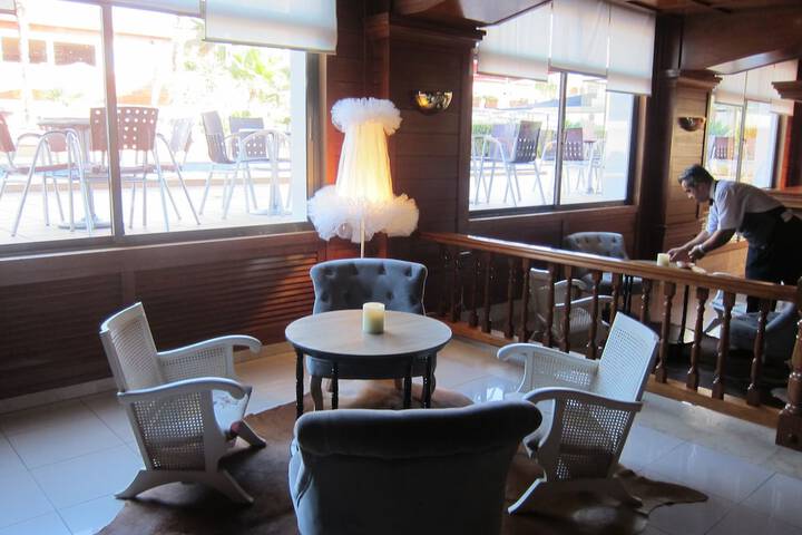 Lounge 53 of 80