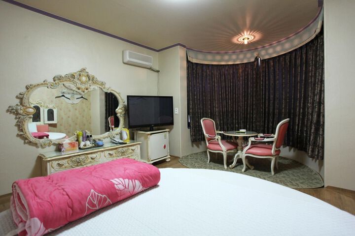 Room 47 of 79