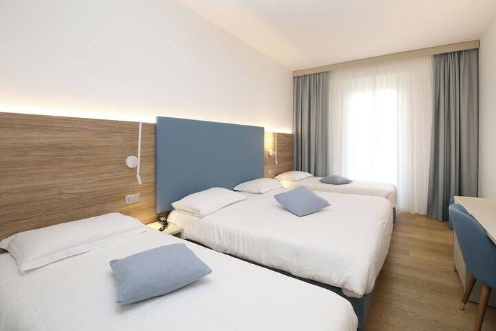 Room 45 of 221