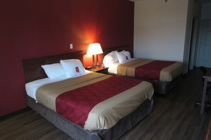 1 Queen Bed (9 of 18)