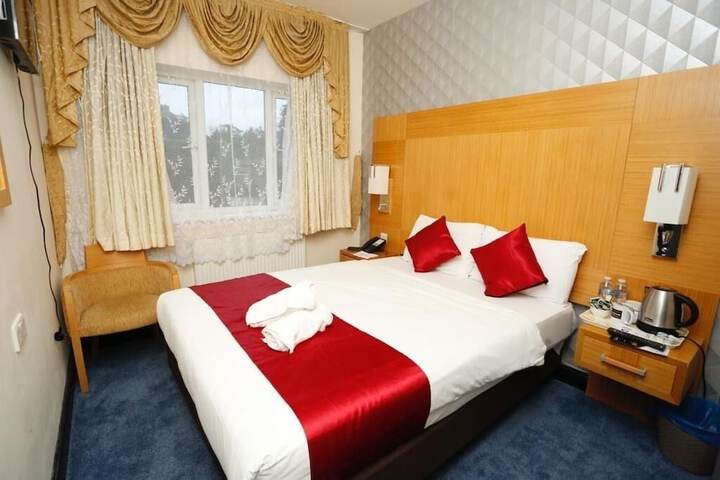 Room 13 of 33
