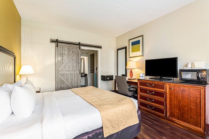 1 King Bed (5 of 18)