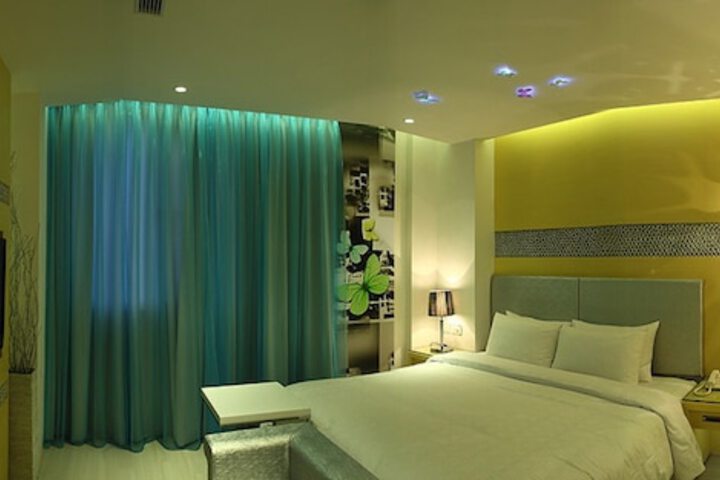 Room 4 of 15