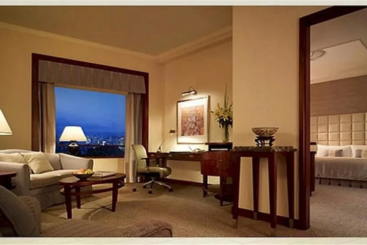 Room 4 of 8