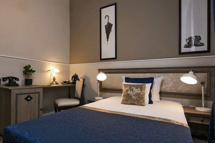 Room 16 of 38