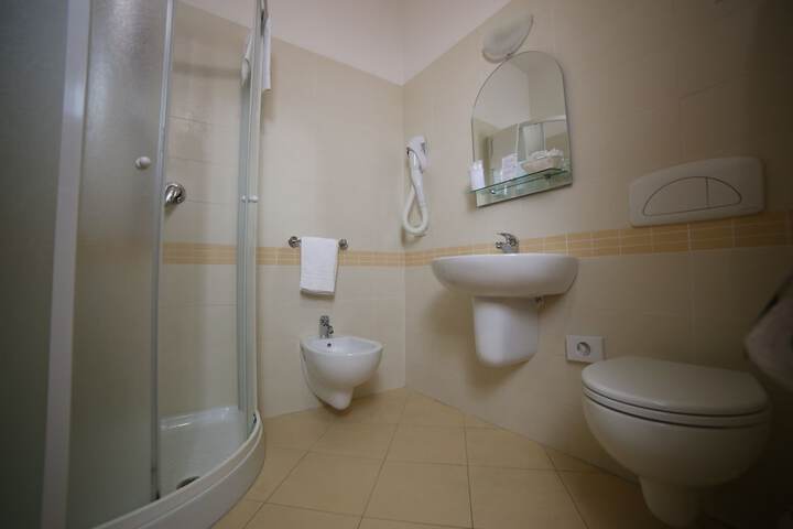 Room 4 of 113