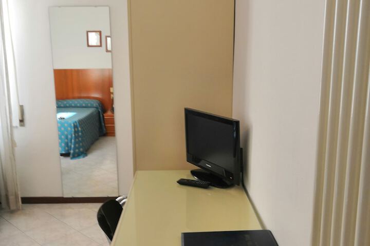 Room 8 of 28