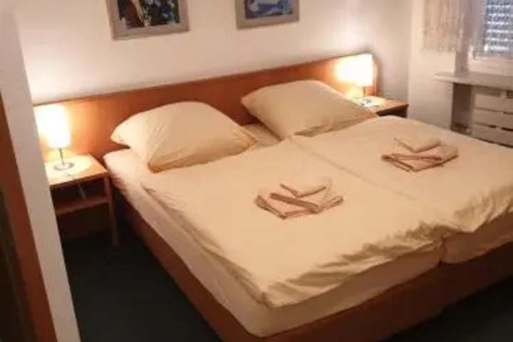 Room 4 of 11