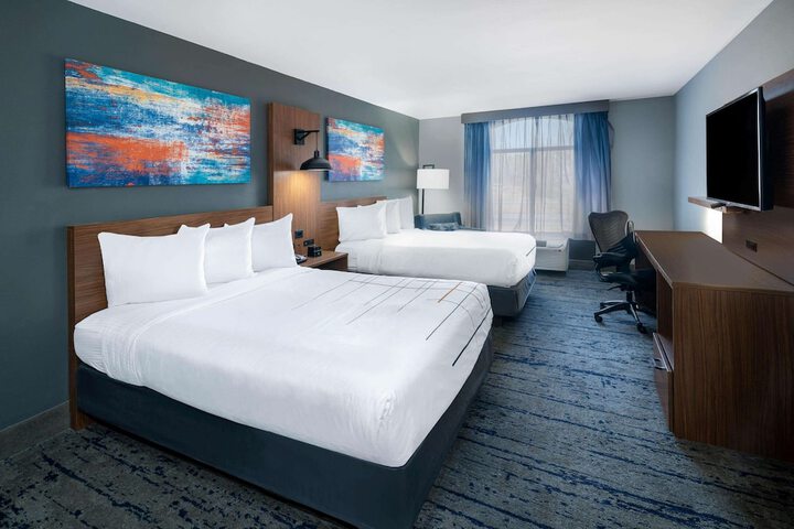 2 Queen Beds Mobility Accessible (4 of 8)