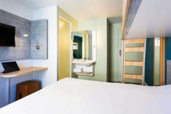Room 17 of 38