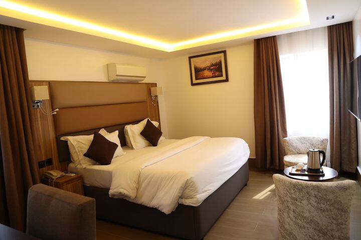 Room 9 of 27