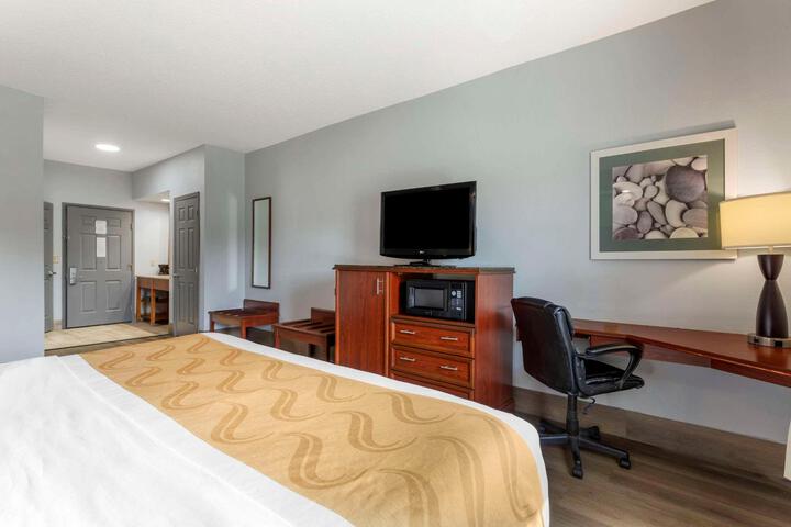 1 King Bed (4 of 16)