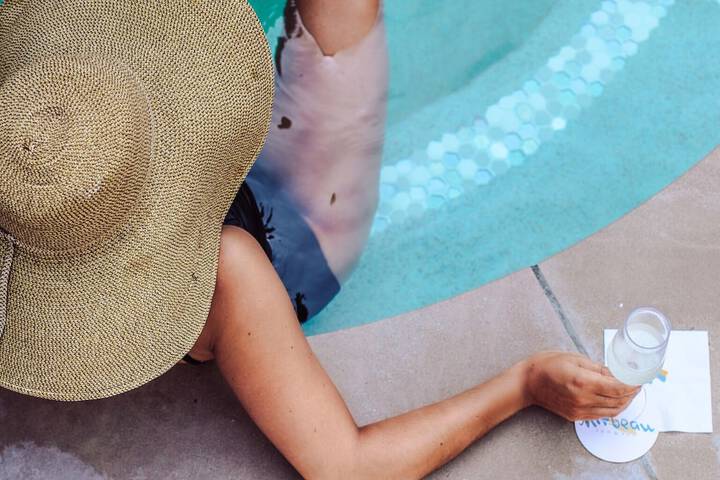 Pool 10 of 27