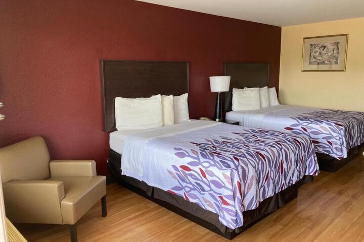 Deluxe 2 Queen Beds (2 of 2)