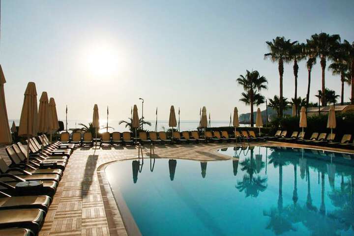 Hotel with Pool