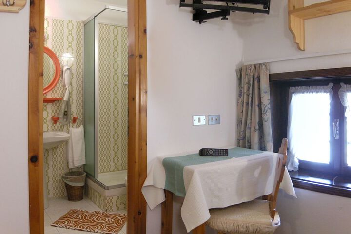 Room 25 of 63