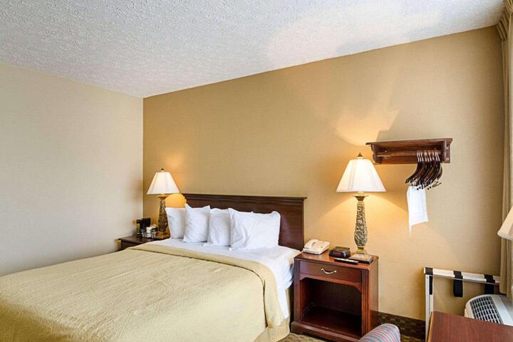 2 Queen Beds (1 of 7)