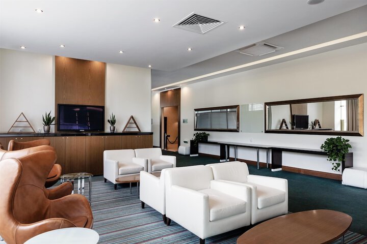 Business Center 221 of 228