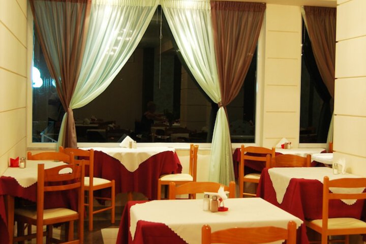 Dining 30 of 42