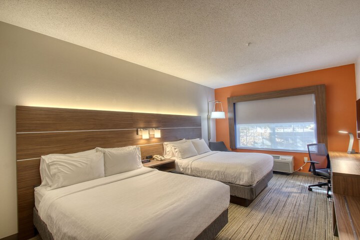 2 Queen Beds (7 of 18)