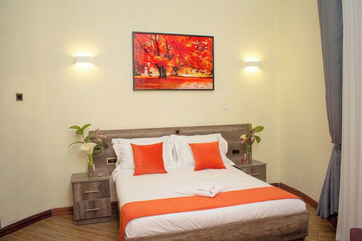 Room 5 of 18