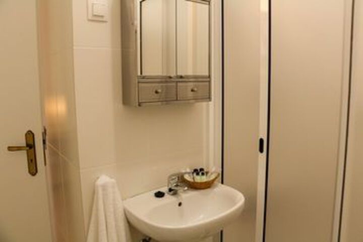Room 6 of 33