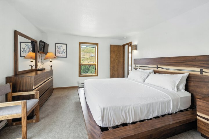 Room 207 of 947