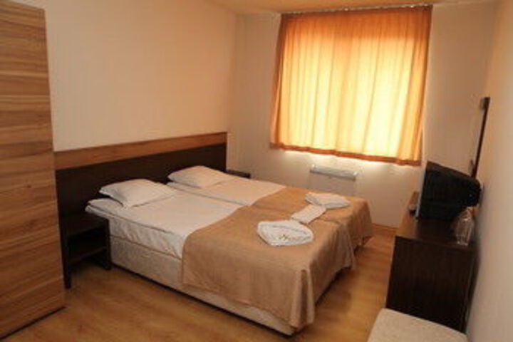 Room 5 of 10