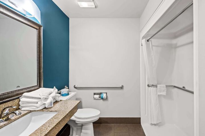 Suite 1 King Bed Sofa Bed Living Area Work Desk Microwave and Refrigerator WiFi Full Bre (31 of 31)