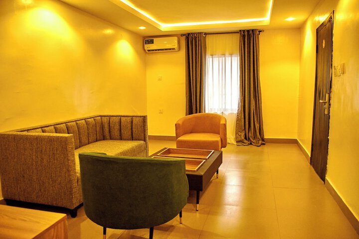 Room 10 of 32