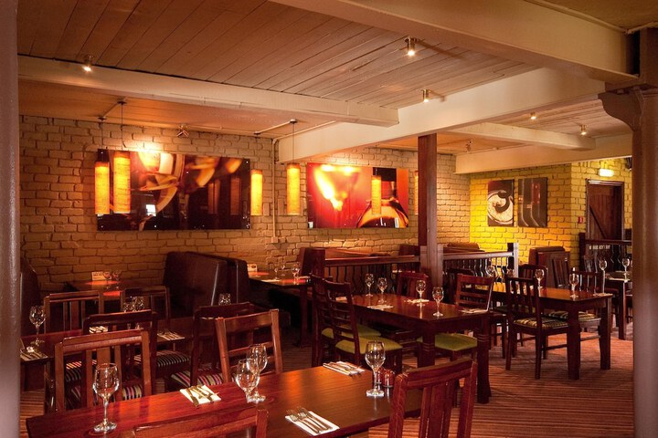Dining 9 of 16