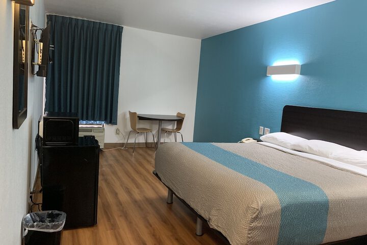 1 King Bed (12 of 14)