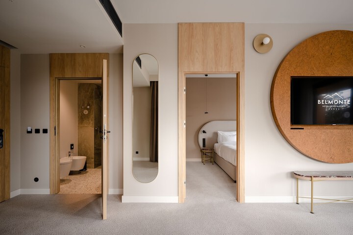 Room 25 of 153